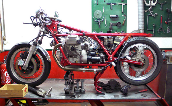 Dans son état actuel, avant modif moteur >850 LeMans, pôts, passage jantes à rayons, etc etc...