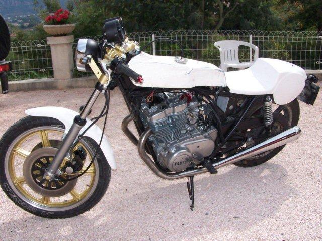 Avec les petits embouts de guidon assortis au cornet de reniflard d'huile (classe non !!)