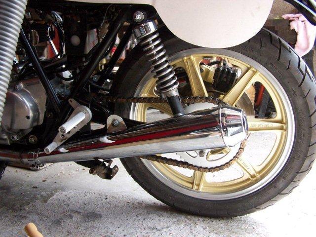 Il faudra que je pense à retirer la béquille centrale, ça fera du poids en moins