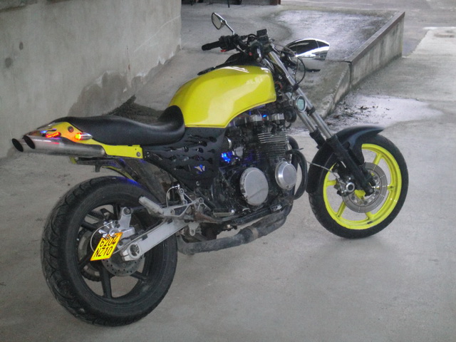 feux a leds, plaque coté droit, silencieux harley, durite avia...