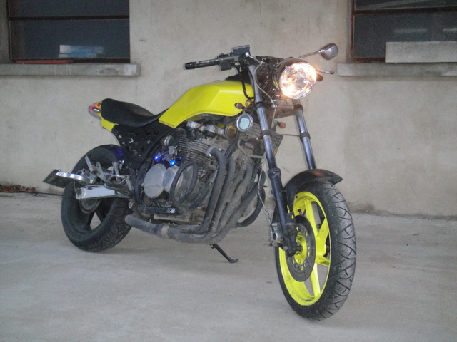j'ai ralongé la fourche de 20cm, roue avant 500cb et a l'arrière 600cbr, le garde boue c'est d'une 600 diversion...