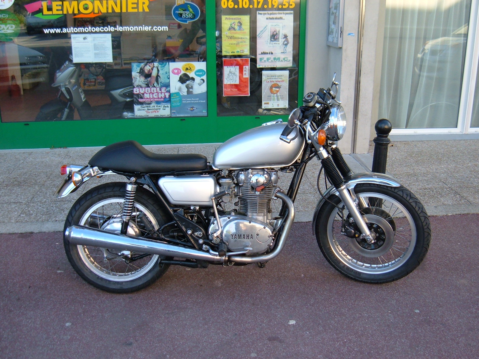 PENSEZ A FAIRE AFFICHER POUR LE FORMAT<br />xs revendue d origine depuis<br />a moindre frais , peinture , guidon , selle : le tout chez motorne (un passionné ), poignées , soufflets de fourche , rétros