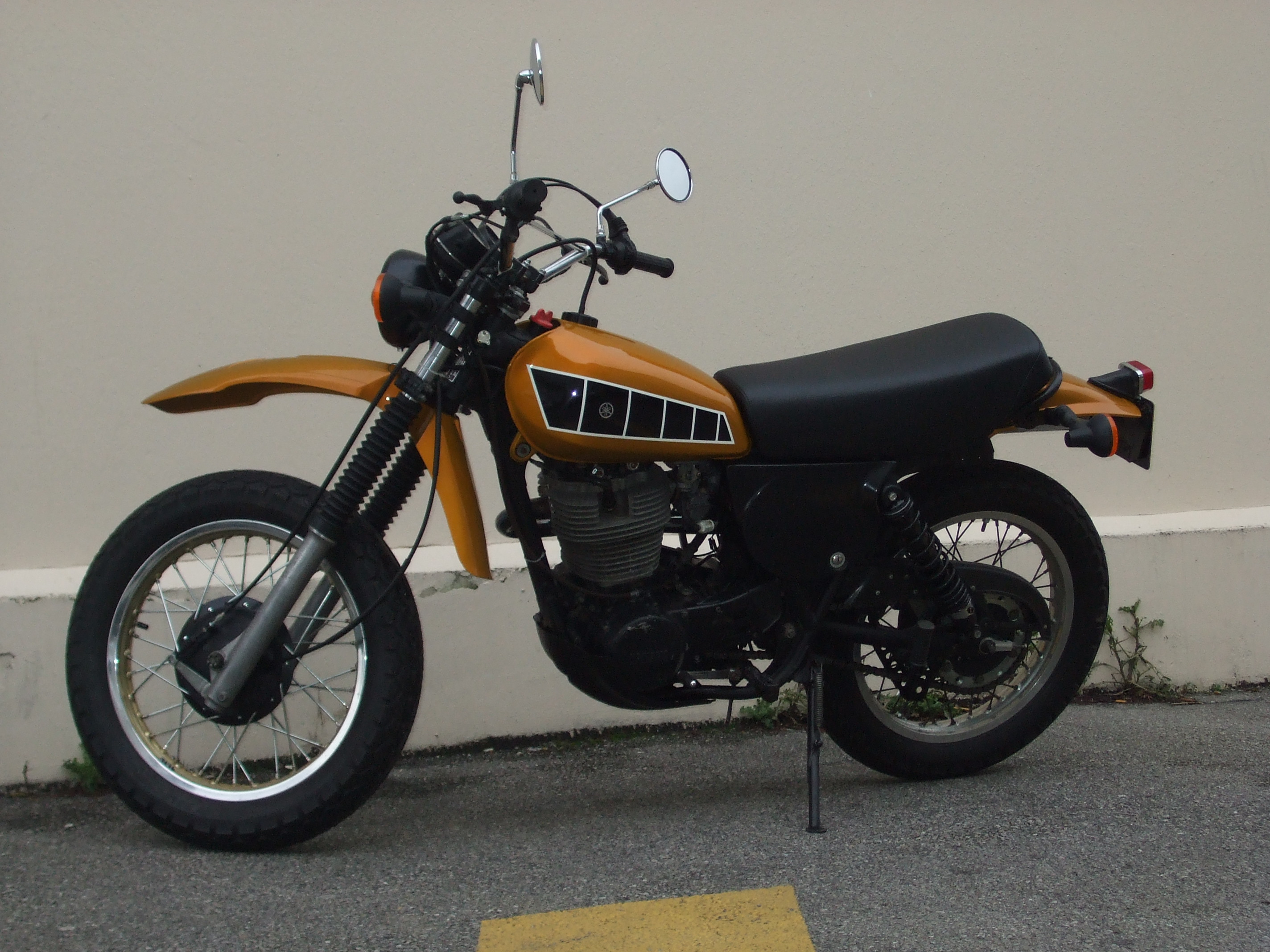 500 xt avec jante avant de 18 , elle est repeinte en jaune yamaha