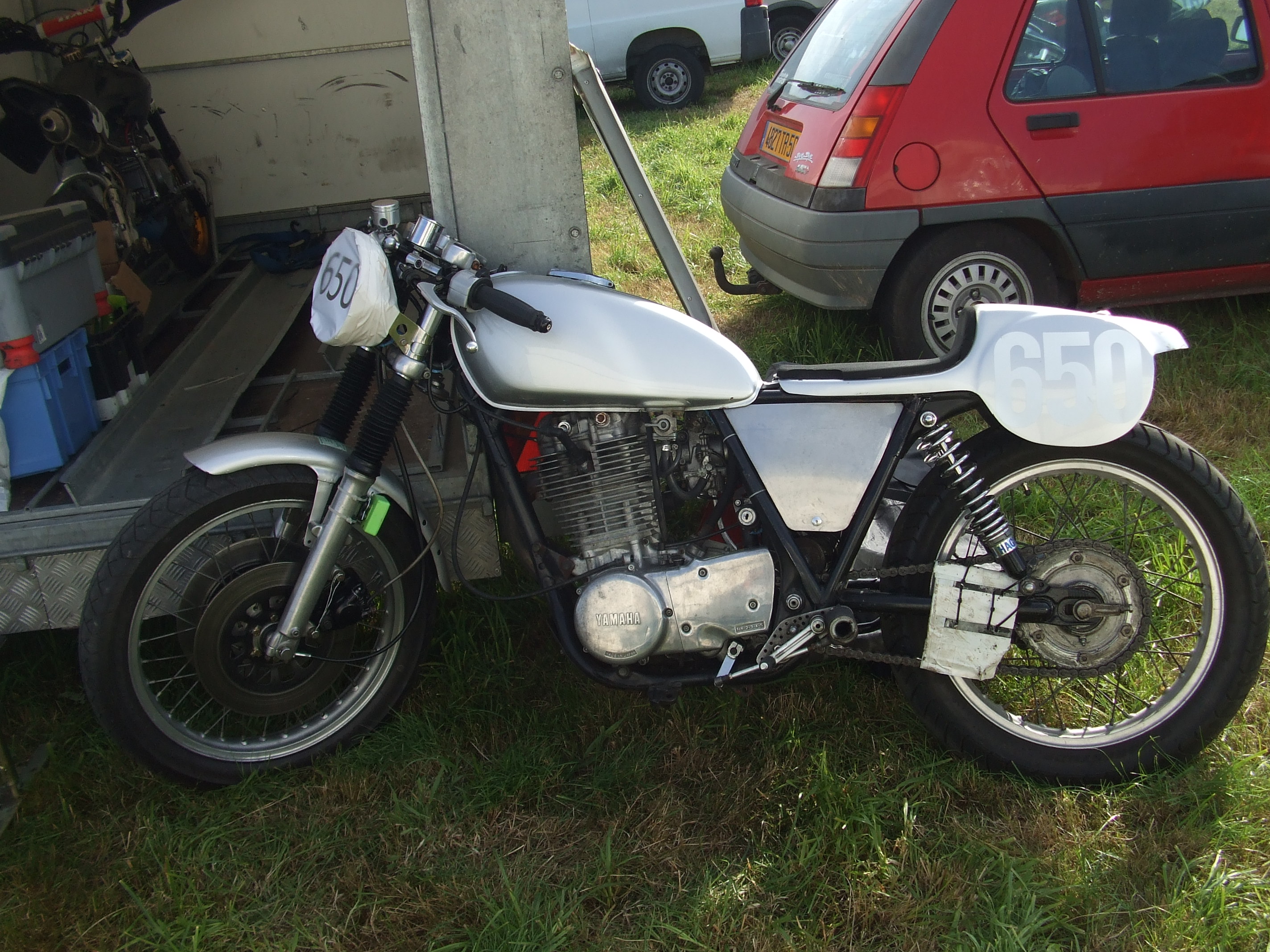 500 sr achetée tel quel avec tés de fourche de norton <br />rajout de carters latéraux , 2 eme disc avant , maitre cylindre radial , bocal rizoma , en cours de restauration desormais : cadre et moteur